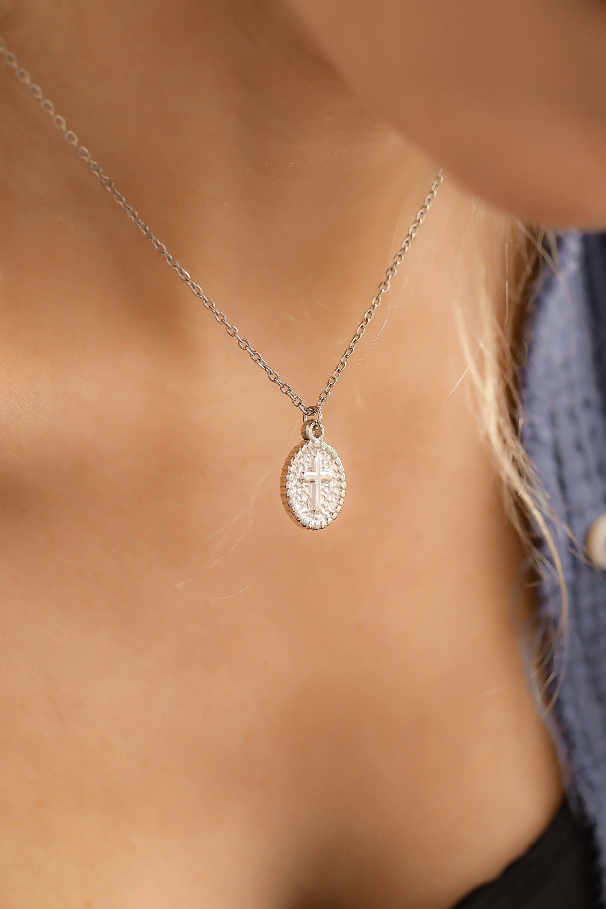 Kereszt charm 316L rozsdamentes acél, hipoallergén, vallási ékszer
